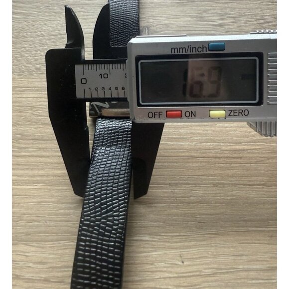 United Feature Syndicate Peanuts Snoopy Quartz Watch Silver Rectangle Leather - Picture 6 of 7